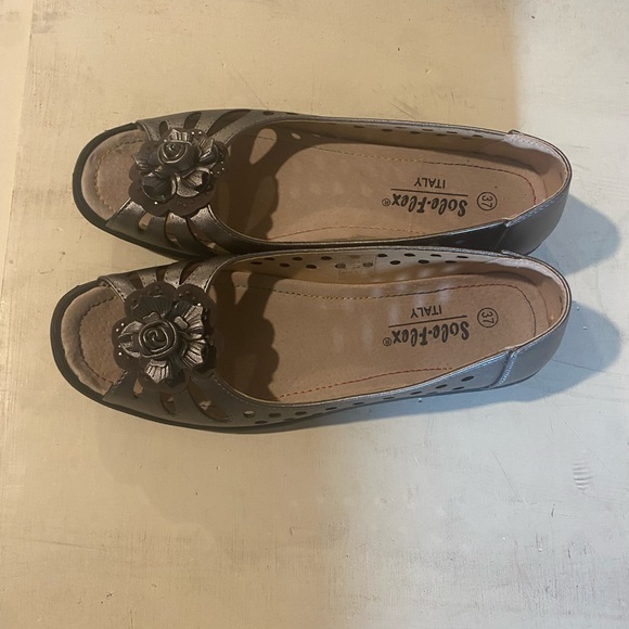 Like New Pewter Sole-Flex Italy Open Toe Flats 6.5US - Picture 7 of 9